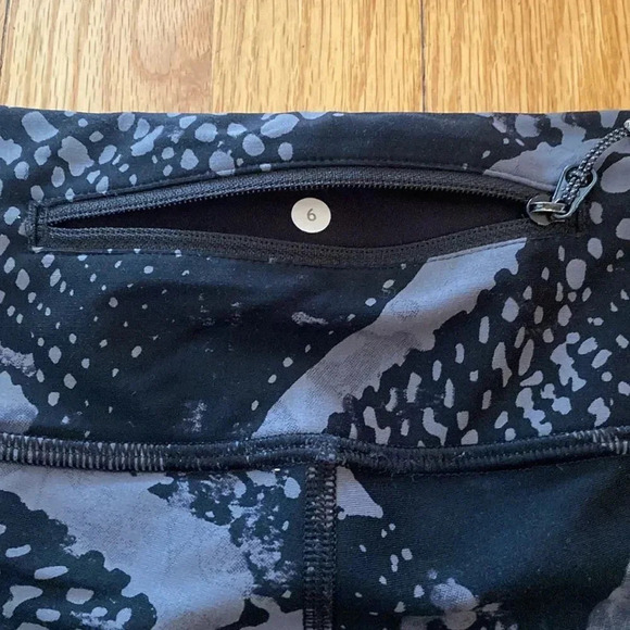 Lululemon sz 6 Tight Stuff Tight in black/smoke great pre owned condition pocket - Picture 5 of 10